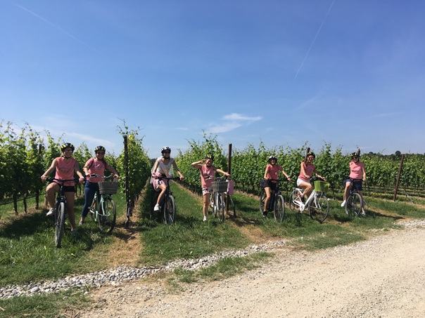 Gruppo di amiche in bici